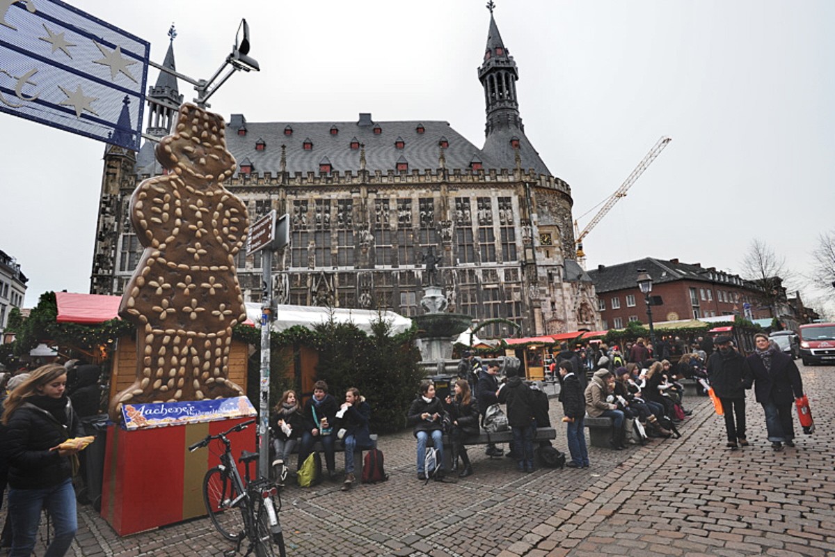 00.03e I. Germany Awaits Christmas. Christmas Decorations near Aachen ...