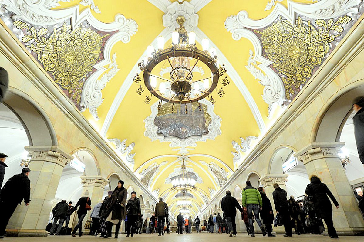 http://04varvara.files.wordpress.com/2012/12/00b-komsomolskaya-metro-station-moscow-02-12-12.jpg