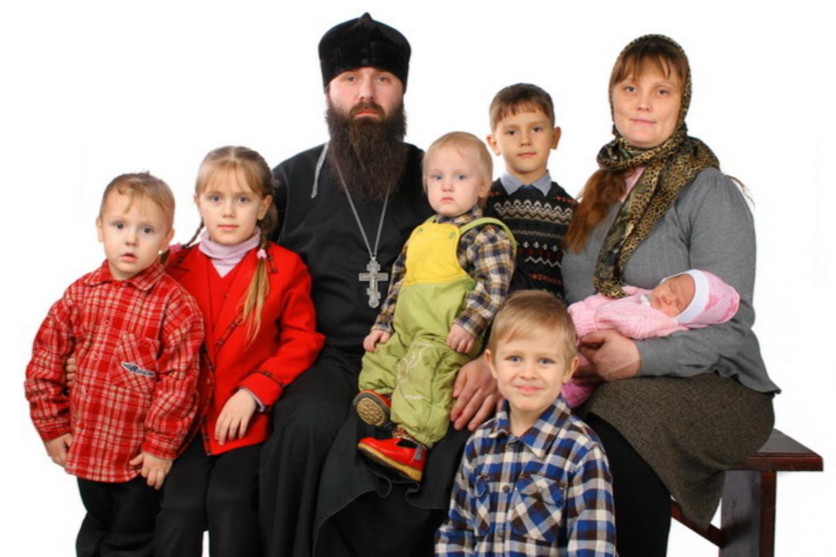 Священник год семьи. Семья священника. Православная многодетная семья. Батюшка с семьей.