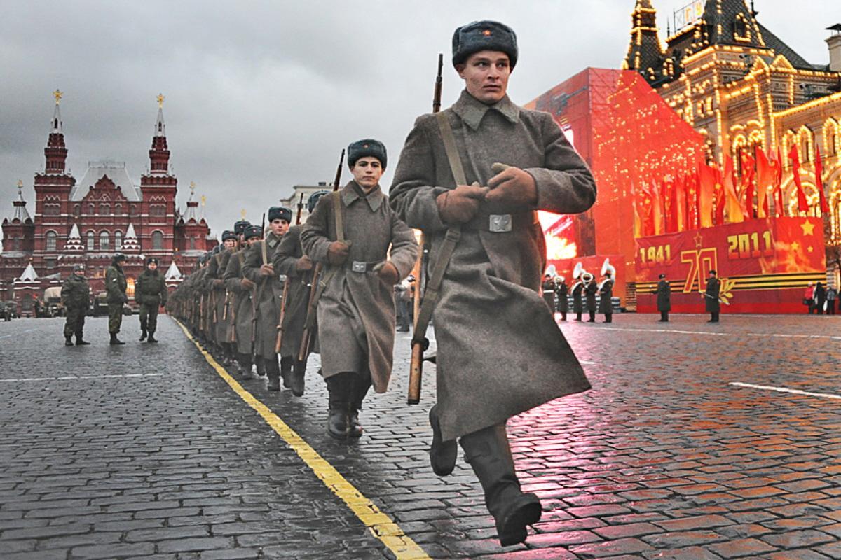 Почему нельзя на красной площади. Парад на красной площади 7 ноября 1941. Парад на красной площади. Парад солдат на красной площади. Советские солдаты на красной площади.